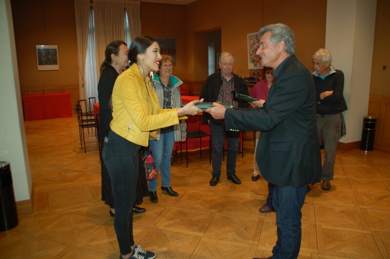 Ghislain Descazeaux présente un cadeau