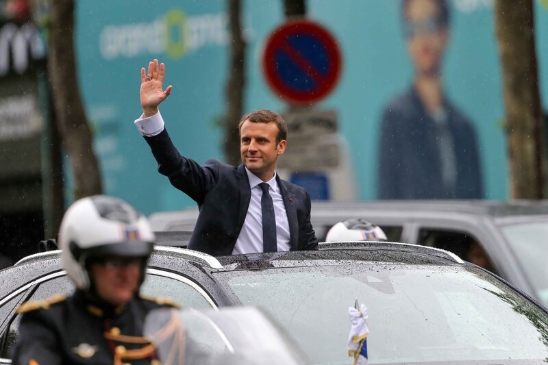 Retour à l’Elysée en DS7 pour Emmanuel Macron. © Michel Stoupak.