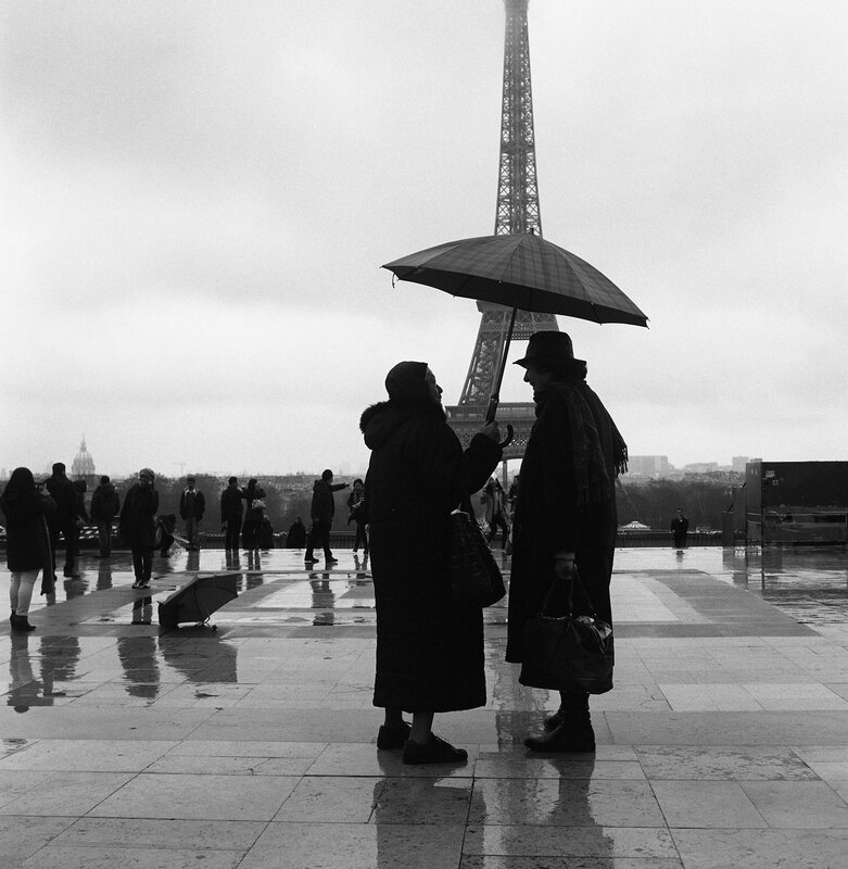 Francois Cros_Dames aux parapluies Trocadero 1_1 web