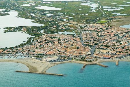 800px-Vue_aériene_des_Saintes_Maries_de_la_Mer