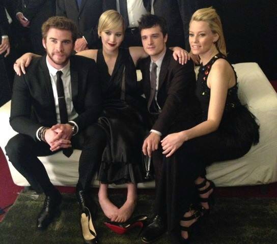 jennifer-lawrence-liam-hemsworth-catching-fire-paris-premiere-08