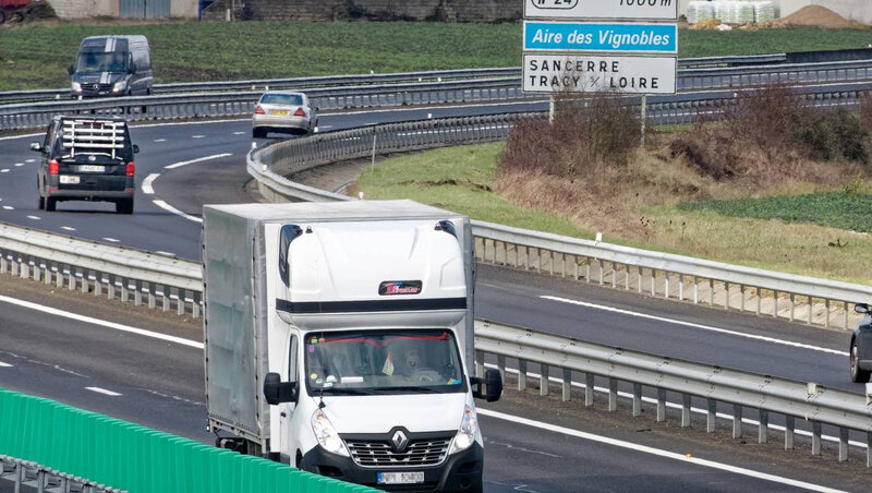 e6eb4ce08c2dda975a0175efb4d593ef-ces-camionnettes-de-l-est-zigzaguent-avec-la-loi