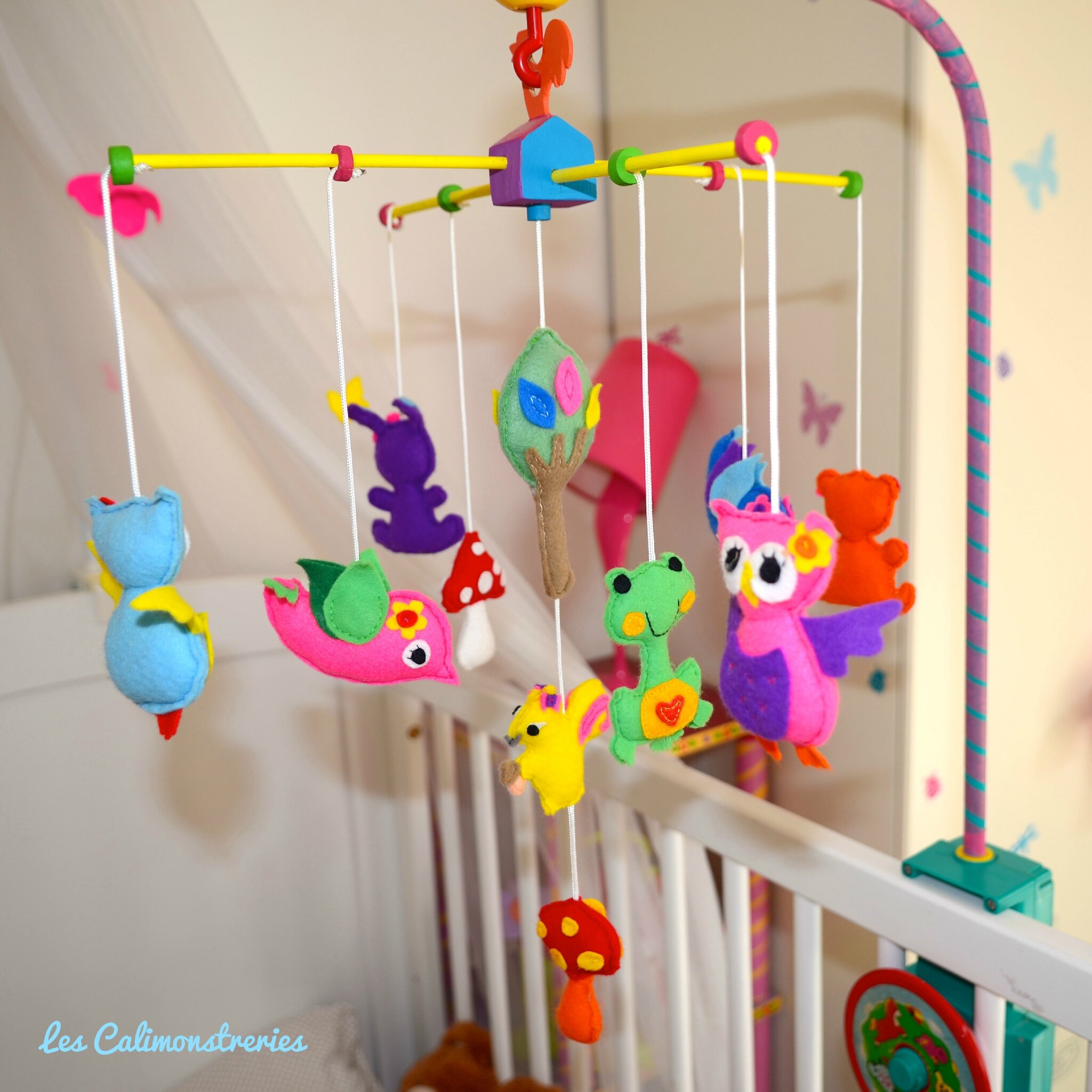 Mobile musical en feutrine pour bébé les calimonstreries