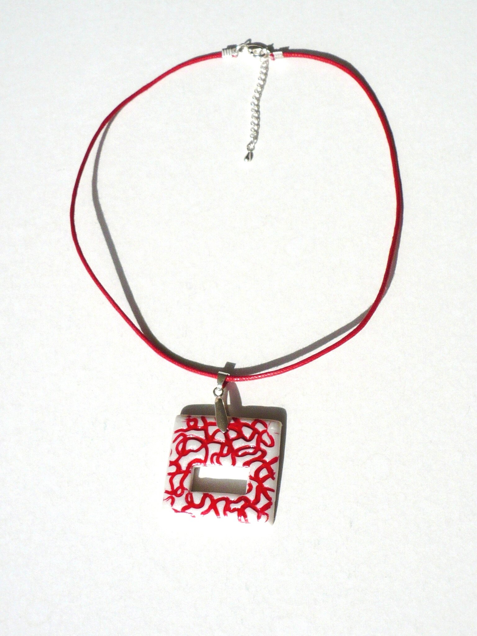 porte lunettes fimo carrélignes rouges et fond blanc