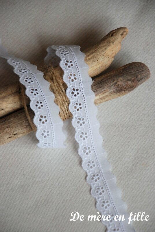 petite broderie anglaise fleurie 2