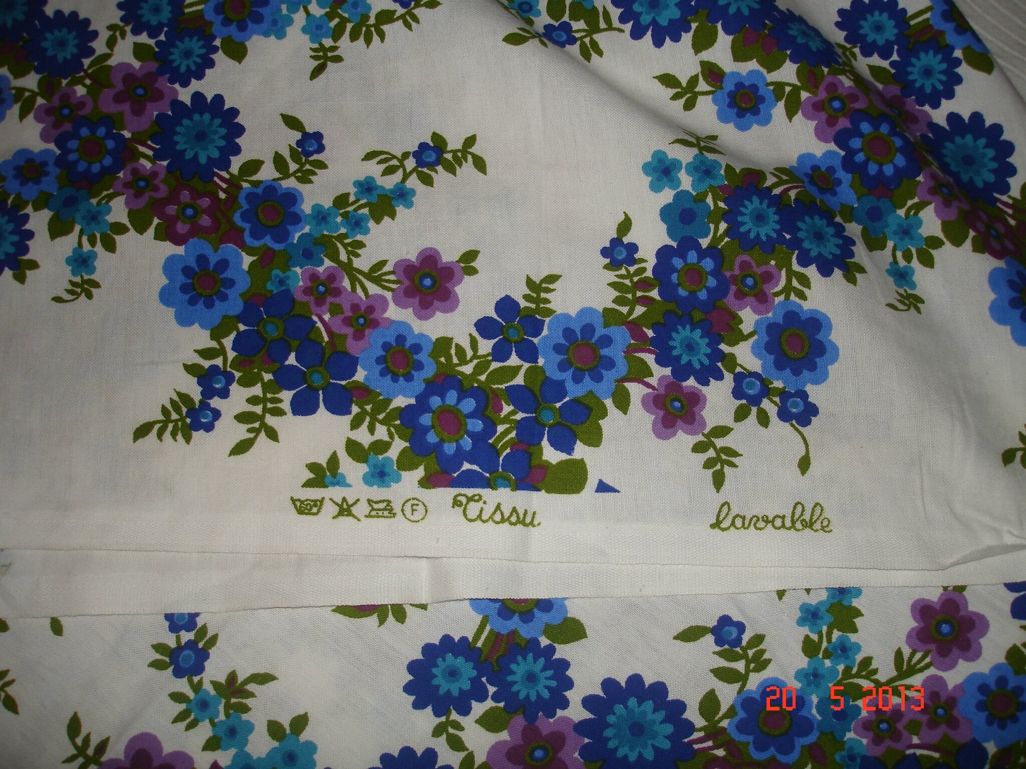 Tissus dameublement vintage fleurs vives