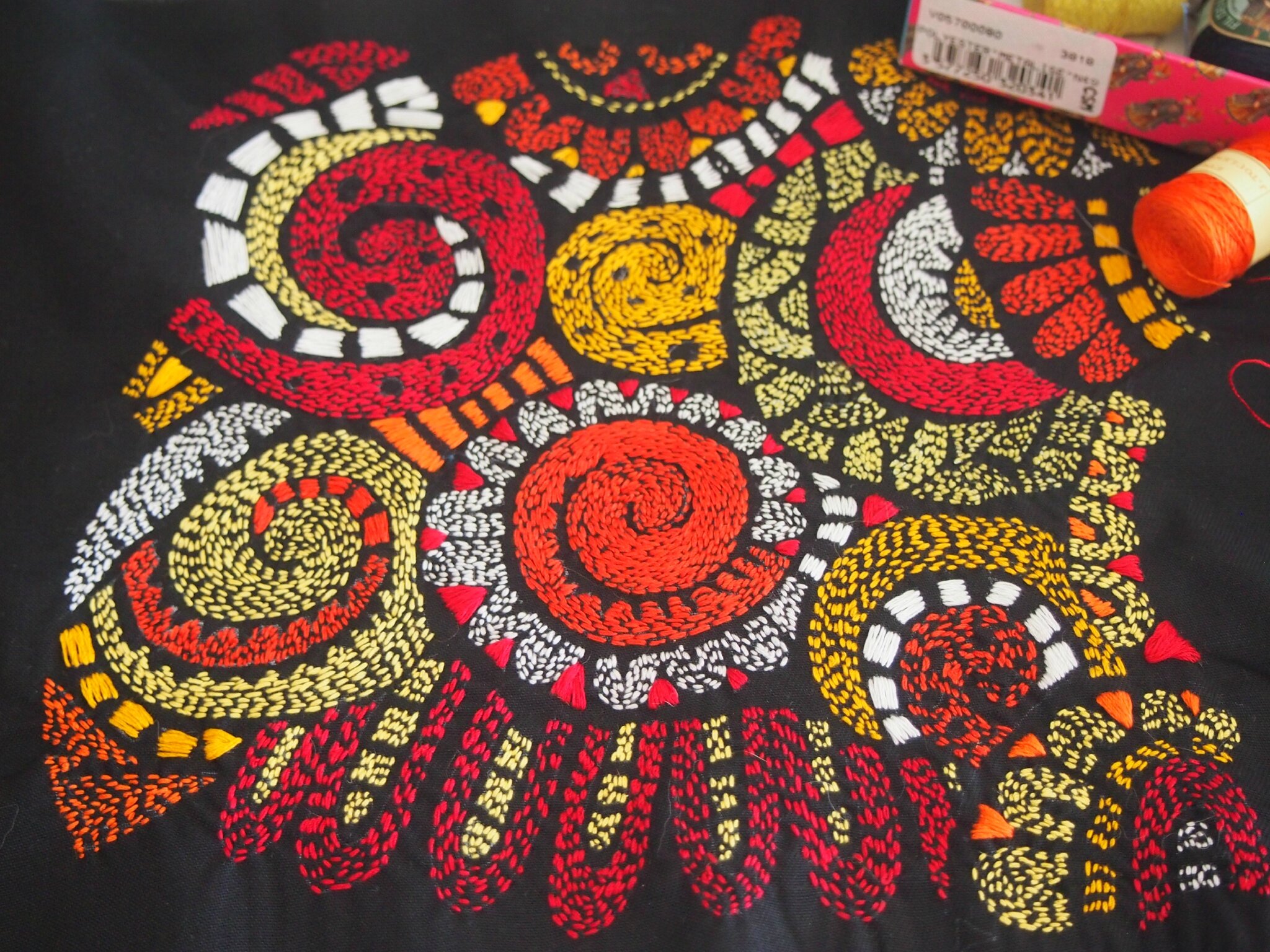 Les coloriages anti stress source d inspiration pour broder Le Le motif est directement dessiné sur le tissu avec un stylo feutre blanc lavable