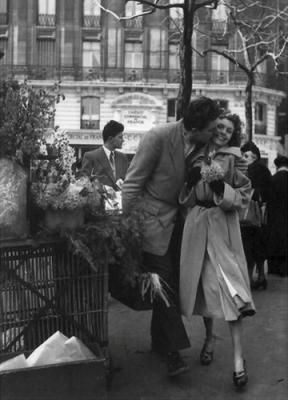 Robert-Doisneau-Les-amoureux-aux-poireaux--1950-50746