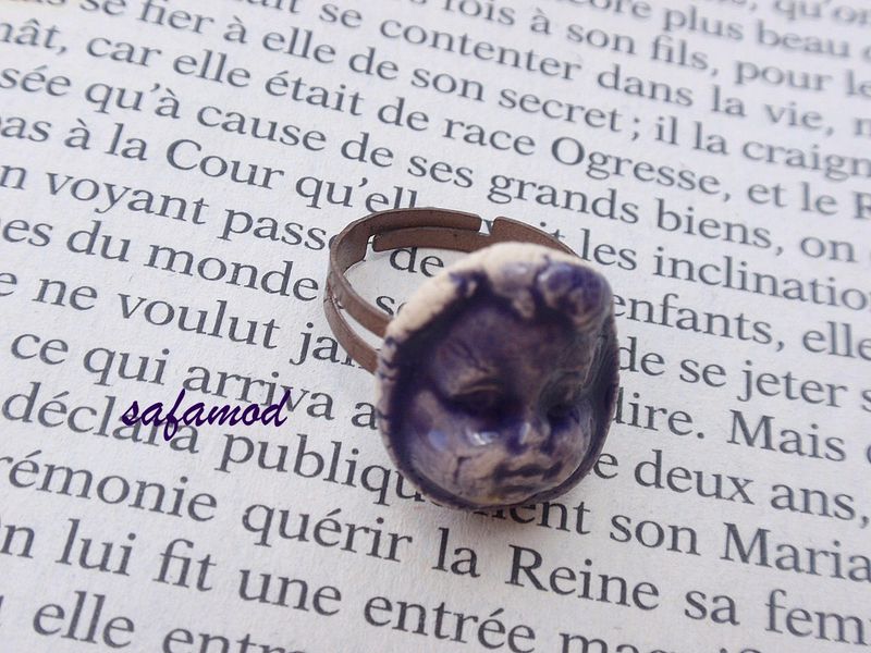 Bague ajustable cuivre et cabochon tête en céramique mauve