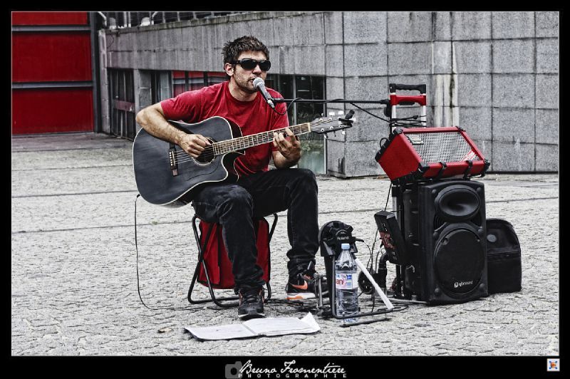 Guitar player Beaubourg 1
