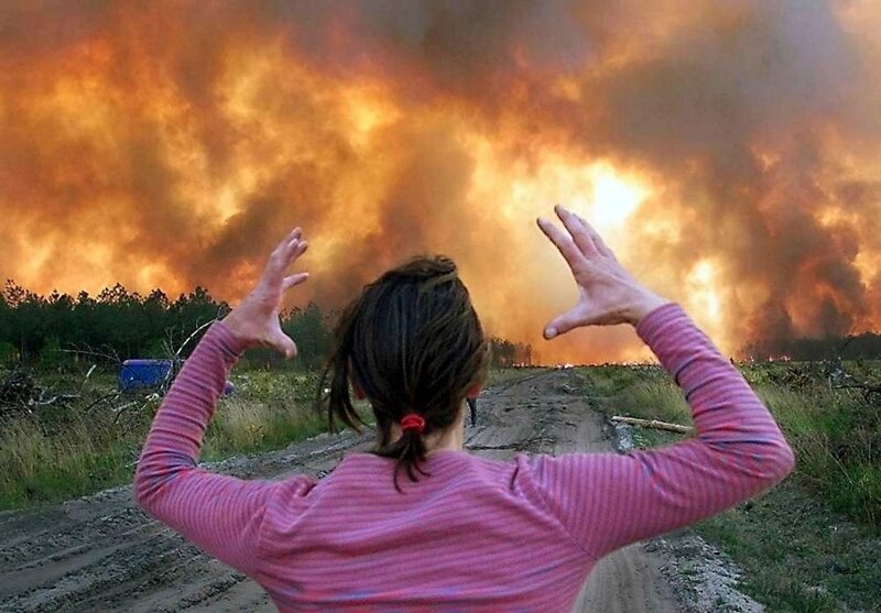 une-habitante-d-hourtin-effrayee-par-l-ampleur-de-l-incendie-qui-entoure-sa-maison-le-23-avril-2002
