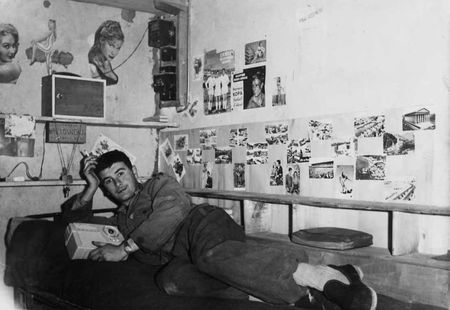 12_RCA_BRETONNEAU_la_chambre_de_l_armurier_en_2_1960