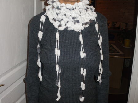 tricoter une echarpe en laine pompon de facon simple