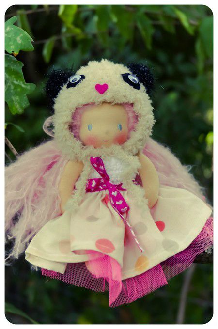 Cheveux rose, yeux bleus et peau vanille. Bonnet Panda.