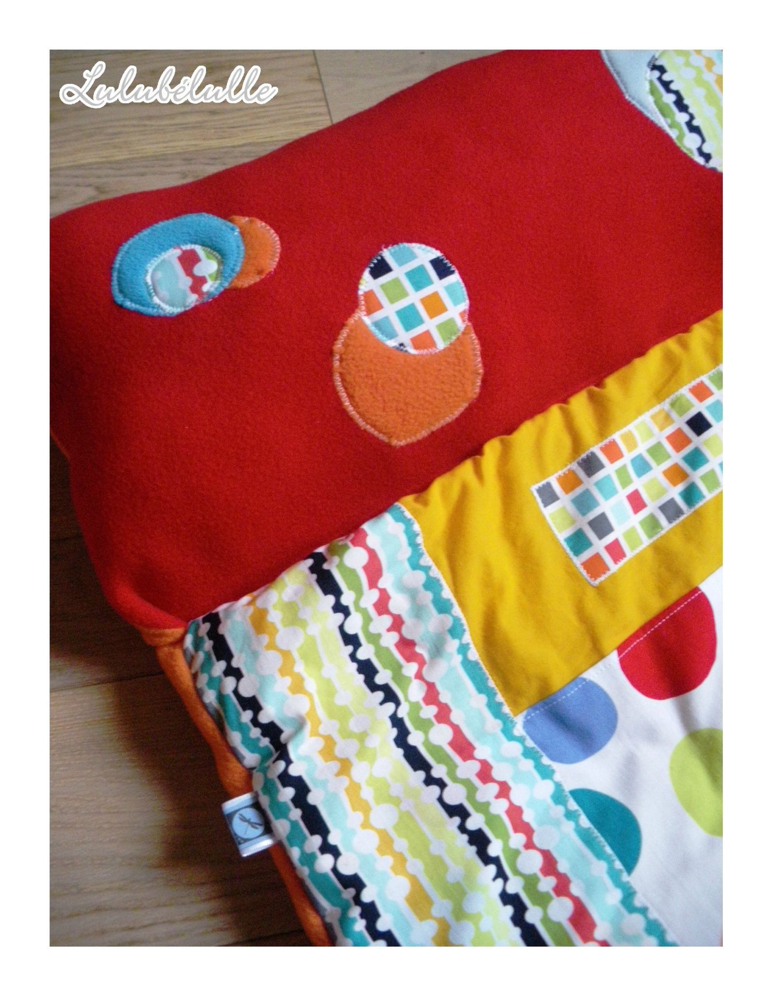 Un sac de couchage haut en couleur Un sac de couchage haut en couleur