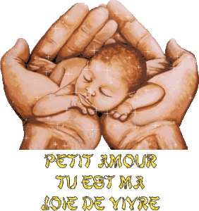 bébé dans les mains