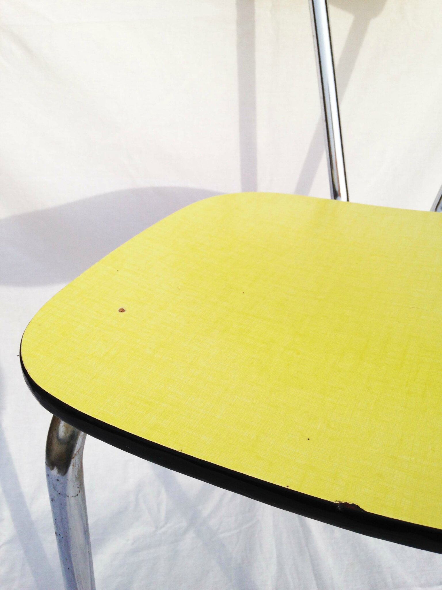 Chaise formica jaune citron so sweet vintage