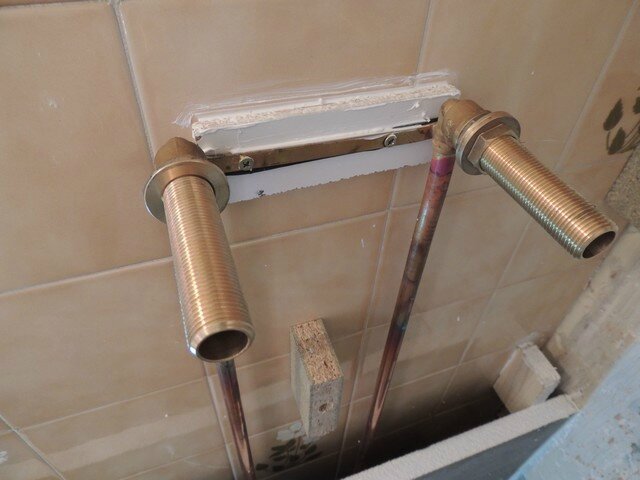 Plaque de fixation de mitigeur sur placoplatre