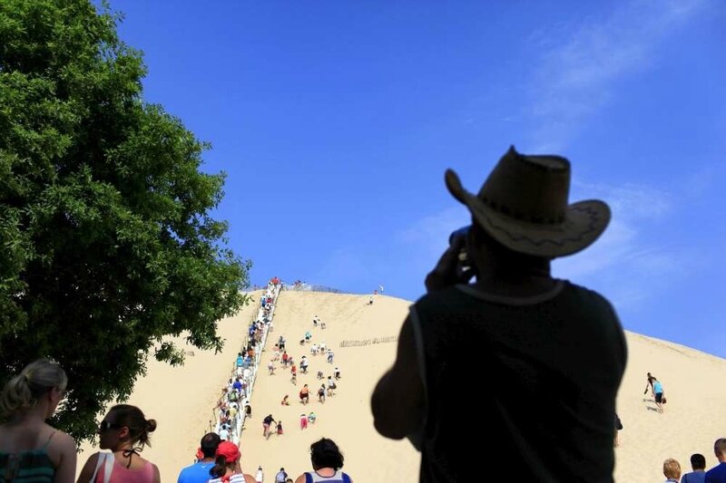 l-ete-la-dune-du-pyla-est-envahie-par-les-touristes-qui-veulent-la-gravir
