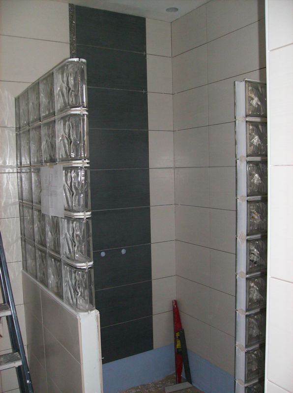 Amélioration breizh logement Salle deau:faience avec frise verticale