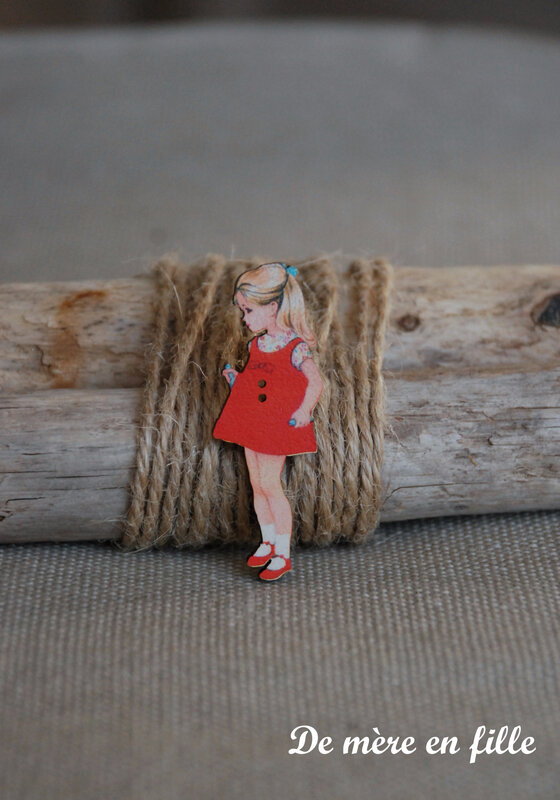 fillette blonde robe rouge