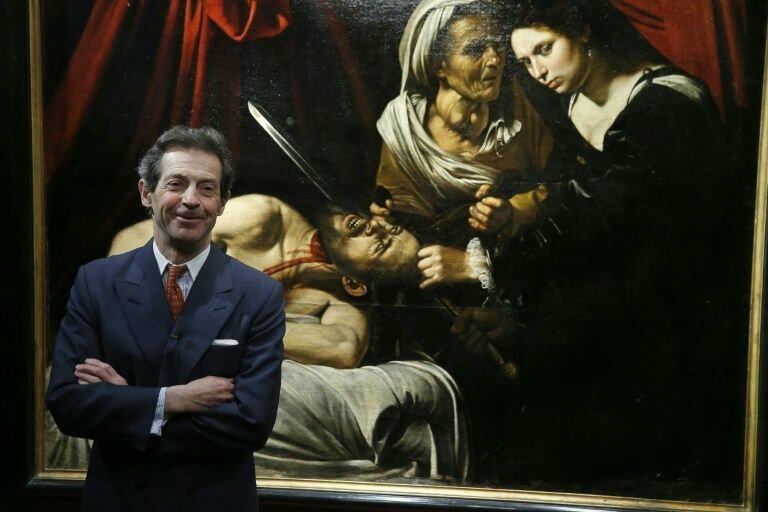 l-expert-eric-turquin-pose-devant-judith-et-holopherne-le-12_2578861