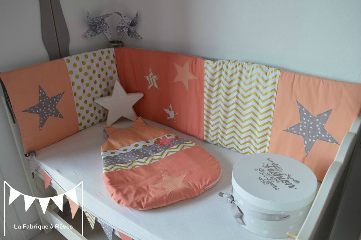 Décoration chambre bébé fille et linge de lit corail, abricot ...