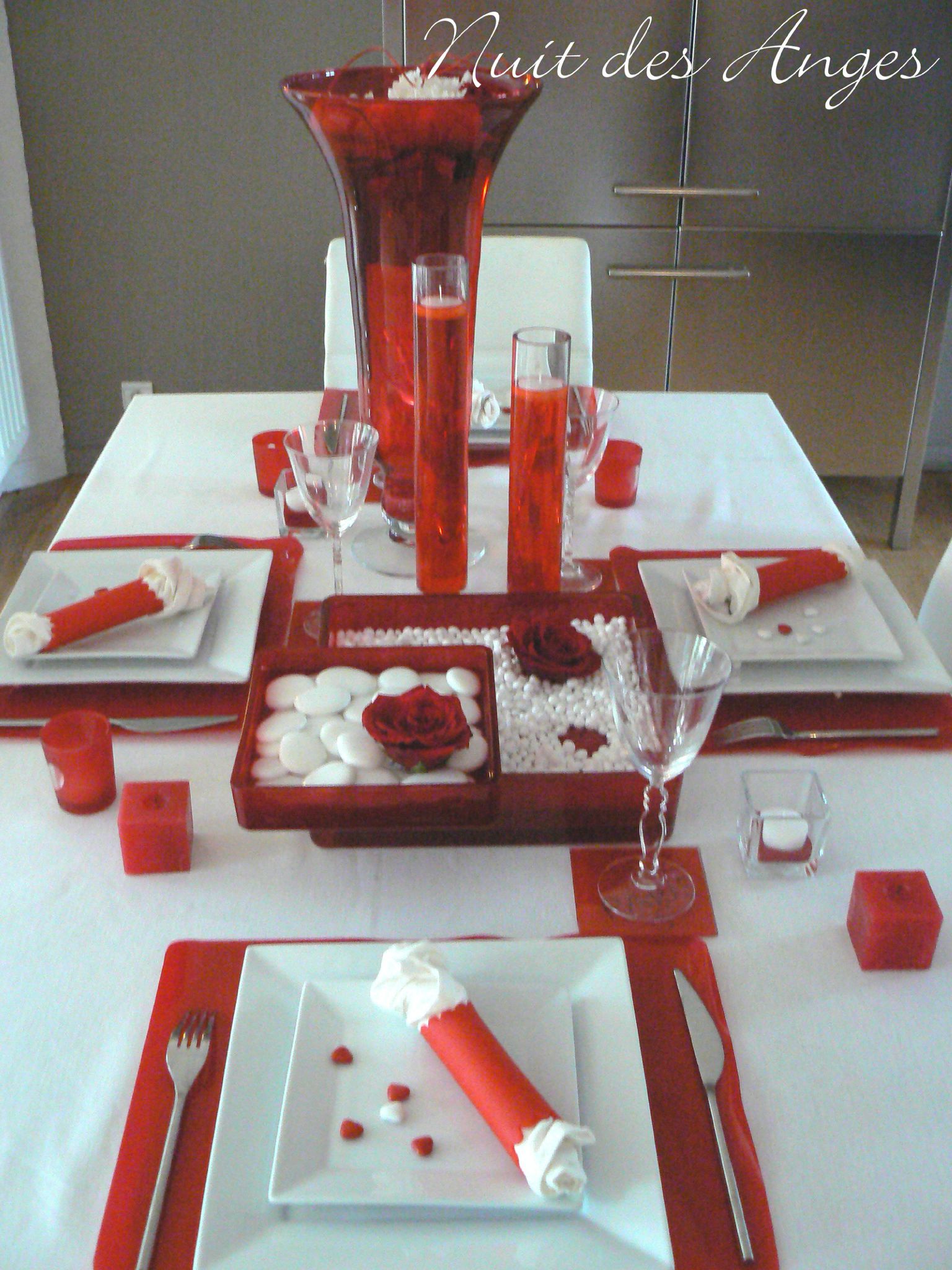 Décoration de table rouge et blanche nuit des anges
