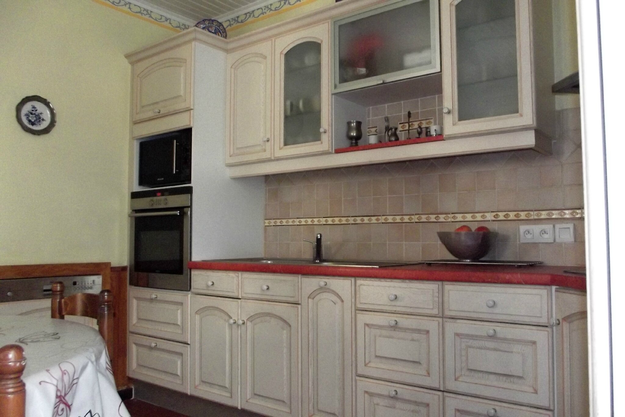 Cuisine rouge plan de travail bois