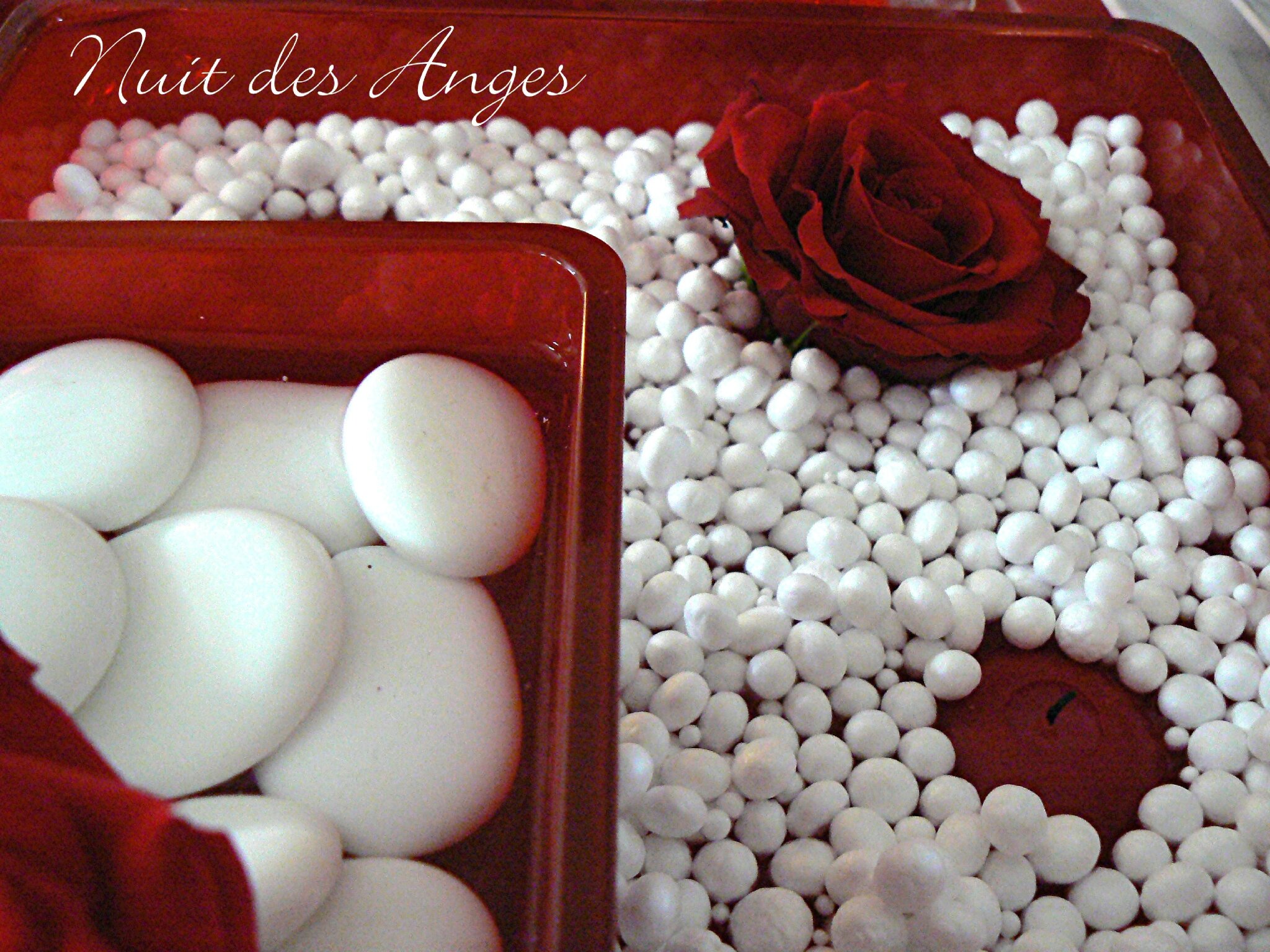 Décoration de table rouge et blanche nuit des anges