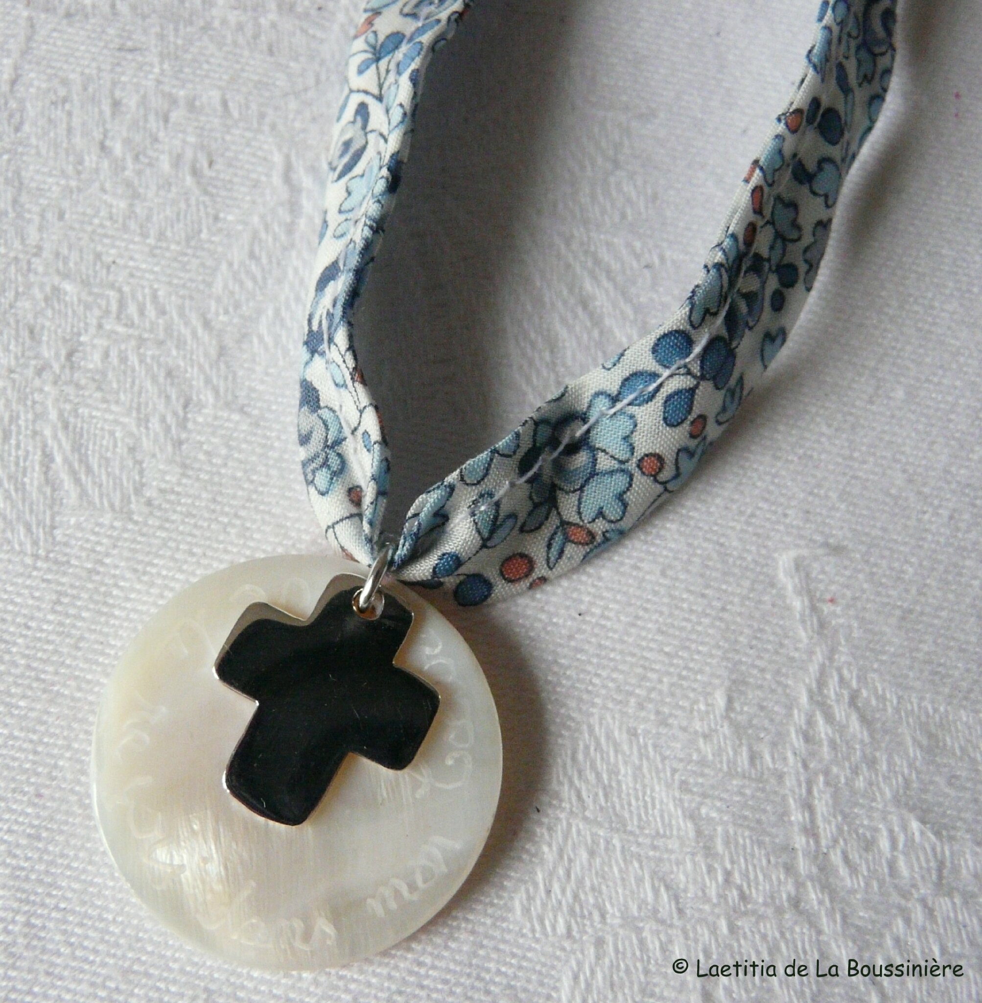 Collier de Communion Croix 17 mm (sur ruban Eloïse bleu) - 38 €