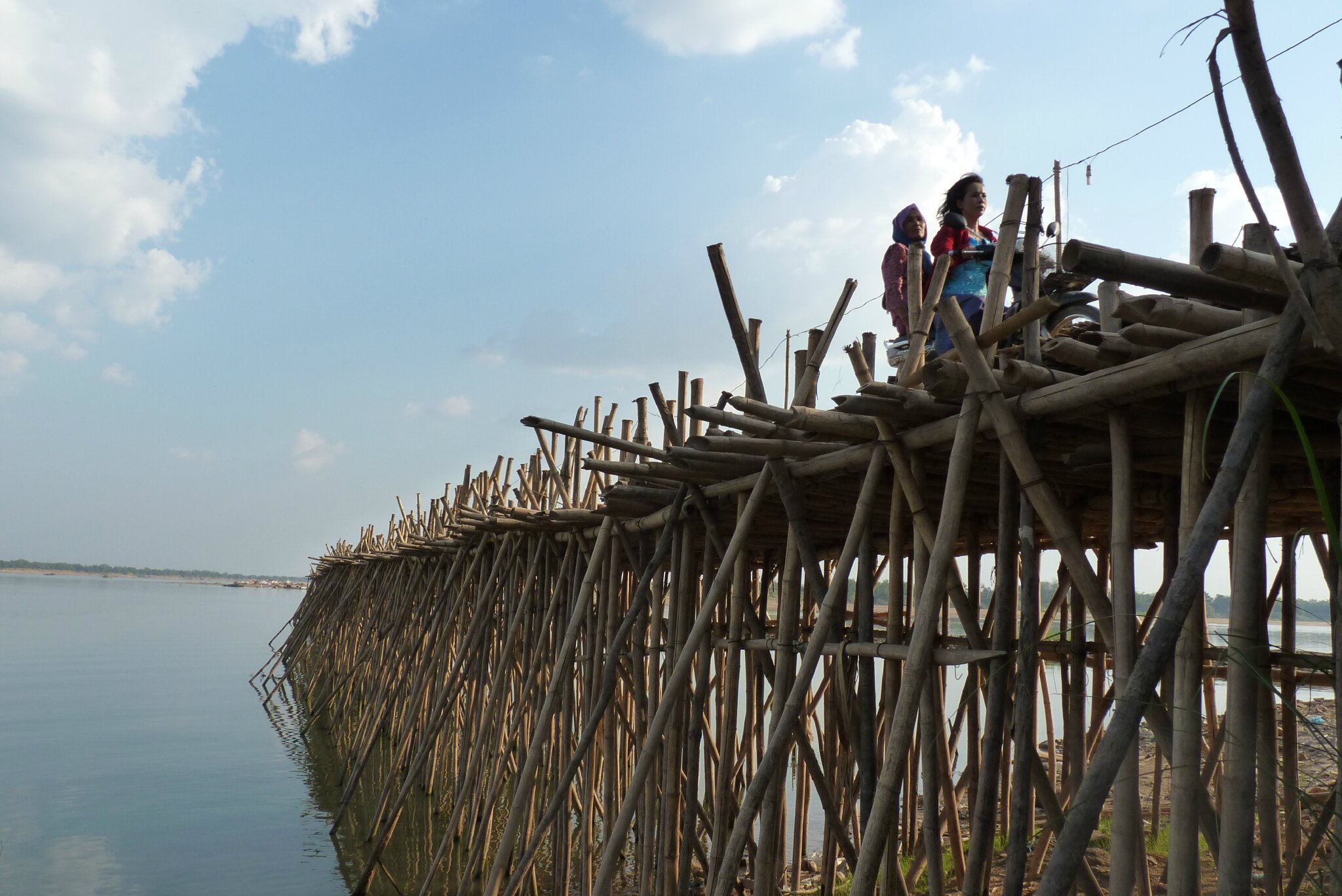 Pont en  bambous  reconstruit chaque ann e a Kompong Cham 