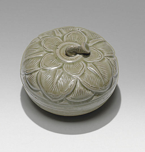 A rare small Yueyao celadon box and cover, Five Dynasties period, 10th century 