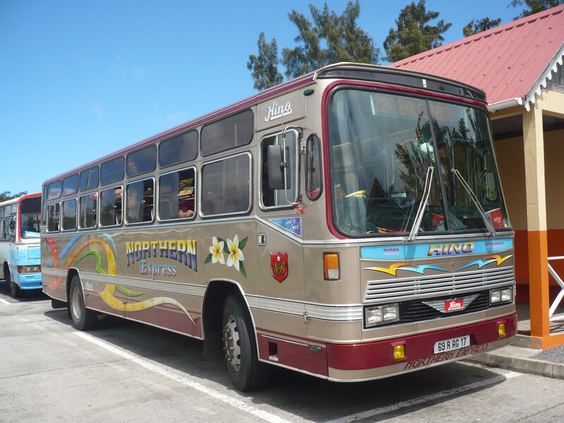 HINO autobus Northern Express Port Mathurin (1)