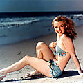 1947 - marilyn en bikini bleu rayé par laszlo willinger