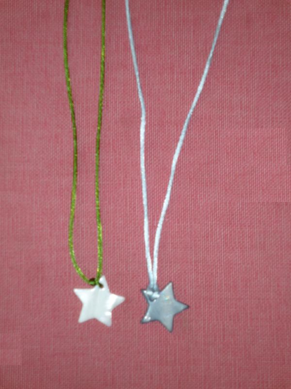 étoile nacre (gris, blanc, parme, rouge) avec lien coulissant