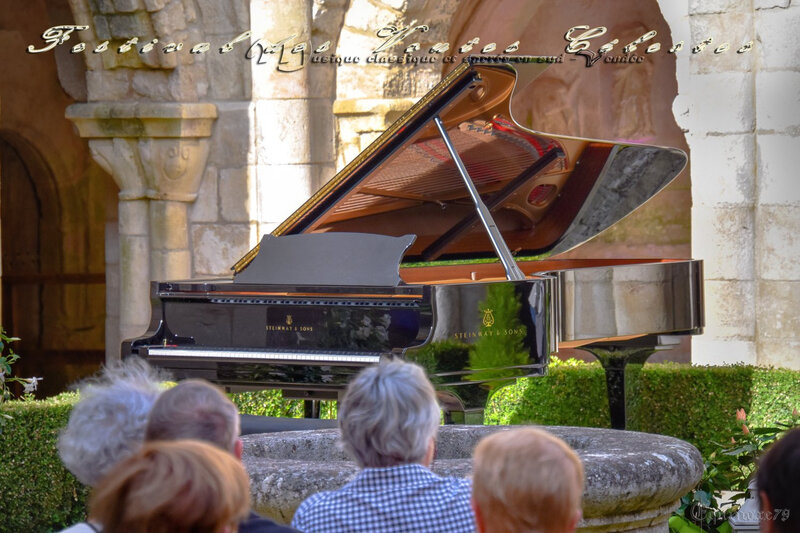 Festival des Voûtes Célestes, Soirée Pianos au cloître à l'abbaye de Nieul sur L'Autize (1)