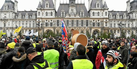 des-gilets-jaunes-devant-l-hotel-de-ville-a-paris_4354292_540x271p