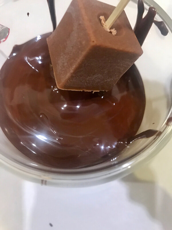 Nougat au chocolat noir aux amandes Suchard -260 g.
