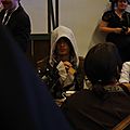Un cosplay d'Assassin's Creed en plein duel de thé