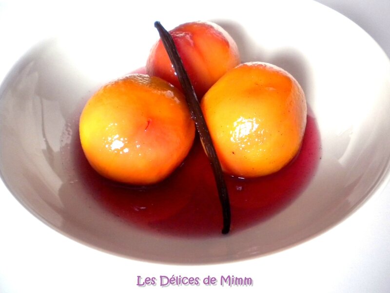 Pêches pochées au sirop vanillé