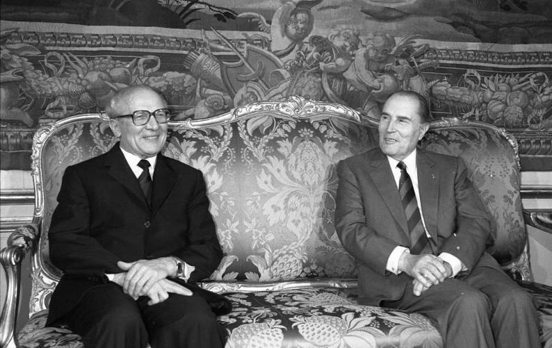Bundesarchiv_Bild_183-1988-0108-059,_Paris,_Besuch_Erich_Honecker,_Mitterrand