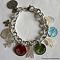 Bracelet sur chaîne plaqué argent ovale composé de 3 médailles en nacre gravées, d'une Croix en argent massif, et de breloques en nacre (1)