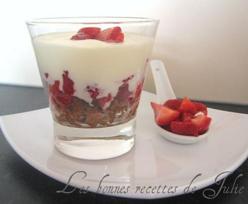 Verrines aux fraises, mousse au chocolat blanc et spéculos au sirop  d'érable - Les bonnes recettes de Julie