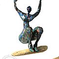 Sculpture de femme sur balançoire, en papier-bronze