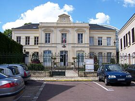280px-Maule_Mairie