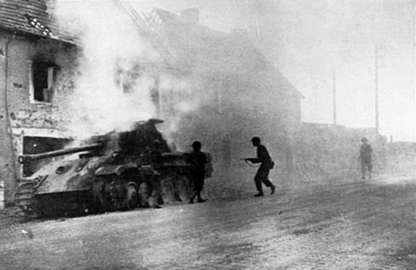 Burning_Panzer_V_at_Periers_1944