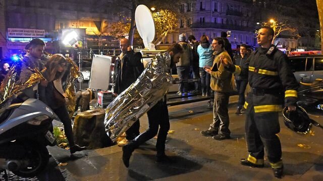des-spectateurs-evacues-du-bataclan-le-13-novembre-20145-a-paris_5491346