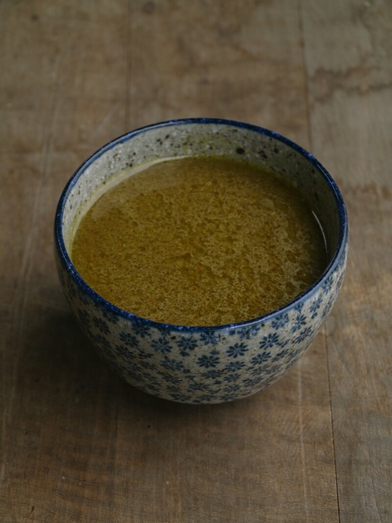 Bouillon de cosses de petits pois au curry et au lait de coco sainbiosis