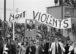 groupe-detudiants-violents-accompagne-pretre-brandissant-portrait-pasteur-Martin-Luther-King-stade-Charlety-Paris-28-1968_0_255_182